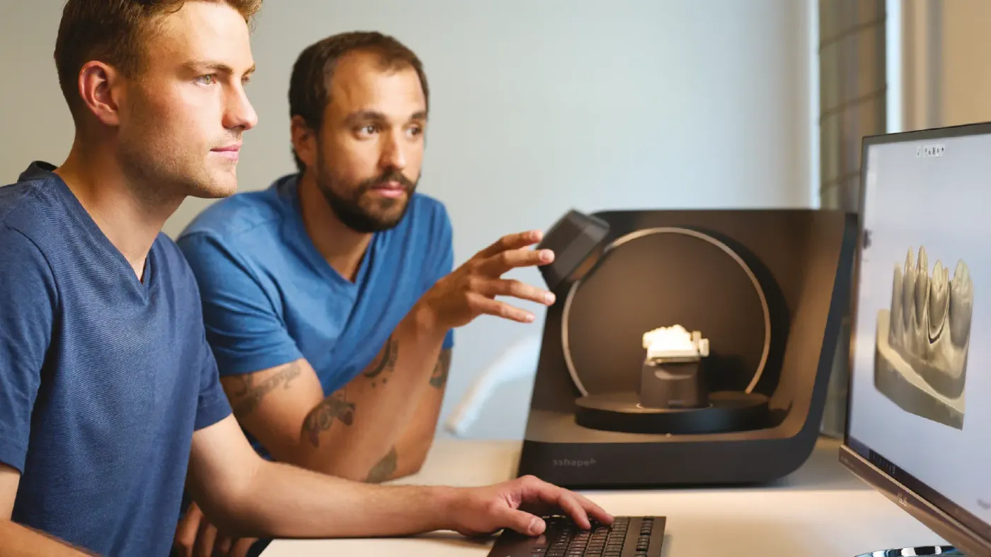 Odontólogos revisando un escaneo digital